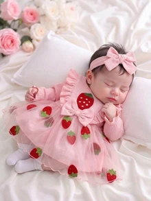 SHEIN 2件組新生兒春夏/秋冬粉色甜美公主風草莓貼花網紗拼接荷葉袖長袖洋裝附髮帶套裝，寬鬆舒適版型，適合日常穿著、滿月派對、周歲生日派對、節日聚會、拍照拍攝 - 粉色 - 查看 2