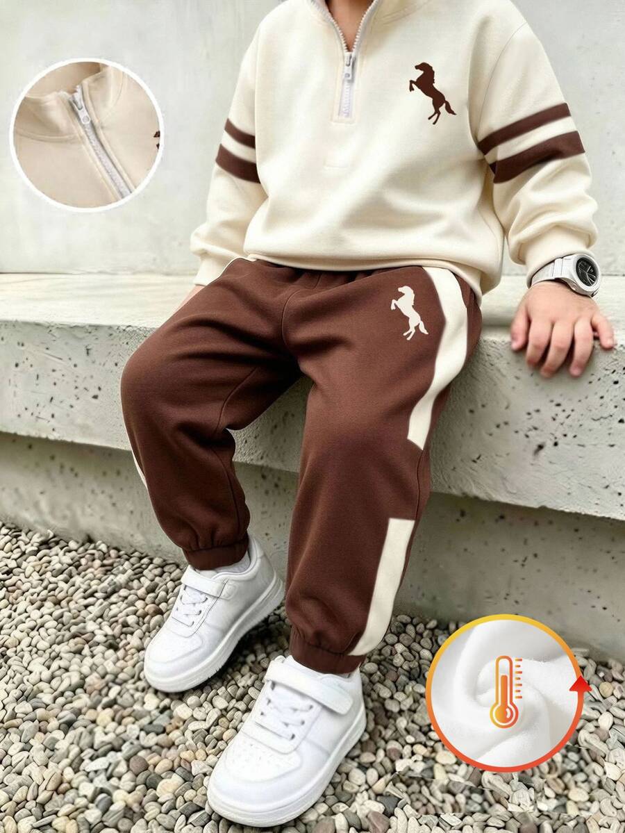 2件組男童半拉鍊 Polo 領騎士 Logo 印花拼色條紋抓絨外套與配套慢跑褲套裝,韓系寬鬆休閒百搭,適合秋冬日常穿著、家庭出遊與拍照,營造溫馨家庭氛圍 - 彩色 - 查看 1