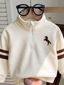 2件組男童半拉鍊 Polo 領騎士 Logo 印花拼色條紋抓絨外套與配套慢跑褲套裝，韓系寬鬆休閒百搭，適合秋冬日常穿著、家庭出遊與拍照，營造溫馨家庭氛圍 - 彩色 - 查看 3