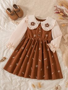 SHEIN 1件女童美拉德復古風2合1洋裝，身部花卉刺繡，彼得潘領配3D花朵裝飾，拼接長袖附荷葉袖口，收腰A字中長洋裝，適中厚度，柔軟貼身，適合日常穿著與假日活動，氛圍感十足，適合春秋季節 - 彩色 - 查看 3