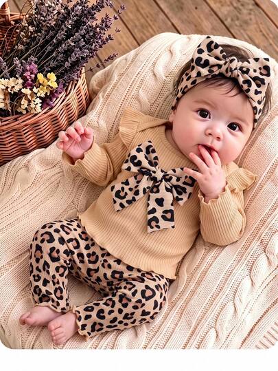 SHEIN Conjunto de ropa de estar en casa para bebé recién nacido con top con lazo y volantes y pantalones con estampado de leopardo