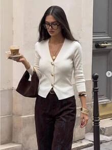 Aloruh 简约杏色V领长袖金属装饰短款女式毛衣，秋冬季，舒适保暖，适合秋冬季穿着。 - 杏色 - 查看 1