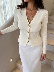 Aloruh 简约杏色V领长袖金属装饰短款女式毛衣，秋冬季，舒适保暖，适合秋冬季穿着。 - 杏色 - 查看 7