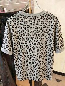 SHEIN CURVE+ ملابس علوية رمادية بطبعة نمر مقاس كبير، بياقة دائرية وأكمام قصيرة، أسلوب غربي كاجوال ومريح، مناسبة للربيع/الصيف، رسمية والعطلات - متعدد الألوان - مشاهدة 2