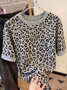 SHEIN CURVE+ ملابس علوية رمادية بطبعة نمر مقاس كبير، بياقة دائرية وأكمام قصيرة، أسلوب غربي كاجوال ومريح، مناسبة للربيع/الصيف، رسمية والعطلات - متعدد الألوان - مشاهدة 4
