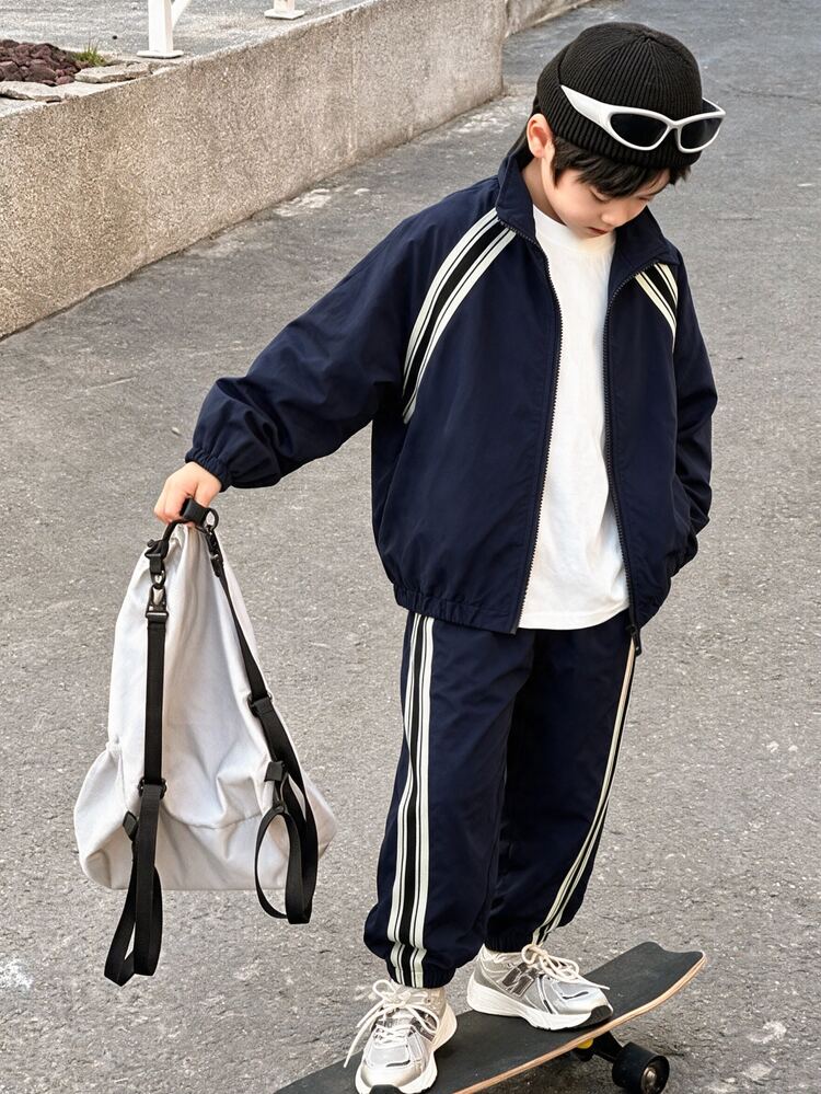 SHEIN Little Byeori Kids Tween Boy Casual Korean Style Loose Fit Sports Outdoor Full Zip Stand Collar Navy Blue Jacket And Jogger Pants 2 Pieces Set, Suitable For Autumn/Winter, Casual Sports Style - Blue - View 7