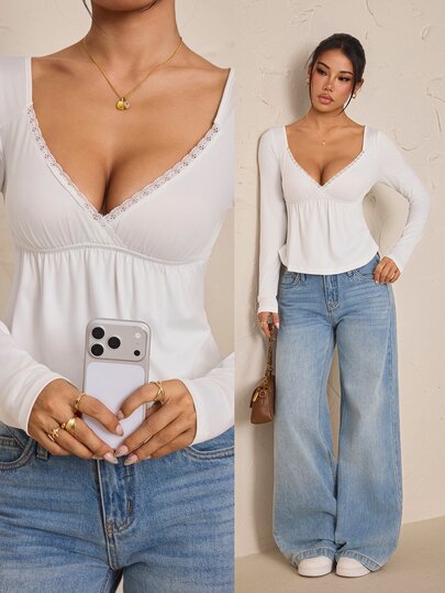 SHEIN PETITE Camiseta blanca de manga larga con cuello en V y detalles de encaje, casual y elegante, diseñada para mujeres de talla pequeña.
