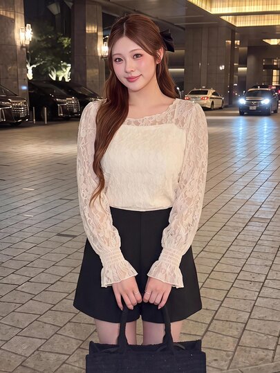 Bijouette เสื้อแขนยาวลูกไม้โปร่งสไตล์ญี่ปุ่นไซส์ใหญ่แบบอ่อนโยน ทรงหลวมความยาวกลางคลุมสะโพก แขนบานช่วยปรับรูปแขนให้ดูเรียว ผ้าลูกไม้โปร่งเบา คอกลม ดีไซน์เรียบง่ายแมตช์ง่าย ใช้เป็นเสื้อกันแดด เสื้อคลุมเลเยอร์ หรือใส่ด้านใน สำหรับลุคแคชชวลประจำวันและออกไปข้างนอก ช่วยพรางรูปร่างให้ดูเพรียว