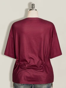 SHEIN CURVE+ 黑色針織布料萬聖節骷髏印花休閒上衣，標準長度大圓領半露肩袖哥德風女款骷髏襯衫，大尺碼寬鬆版型T恤 - 酒紅色 - 查看 3