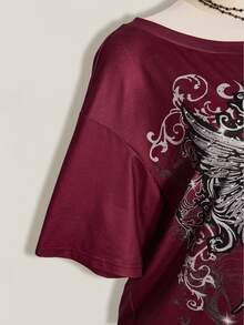 SHEIN CURVE+ 黑色針織布料萬聖節骷髏印花休閒上衣，標準長度大圓領半露肩袖哥德風女款骷髏襯衫，大尺碼寬鬆版型T恤 - 酒紅色 - 查看 6
