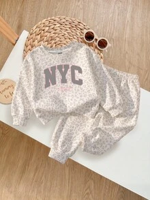 女嬰灰色調時尚豹紋運動風拼色 NYC 字母圖案圓領寬鬆舒適套頭衛衣與慢跑褲 2 件套，適合秋冬日常、運動、外出、開學季、音樂節，美式街頭甜酷慵懶休閒風，度假時尚 - 彩色 - 查看 2