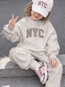 女嬰灰色調時尚豹紋運動風拼色 NYC 字母圖案圓領寬鬆舒適套頭衛衣與慢跑褲 2 件套，適合秋冬日常、運動、外出、開學季、音樂節，美式街頭甜酷慵懶休閒風，度假時尚 - 彩色 - 查看 1