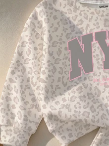 女嬰灰色調時尚豹紋運動風拼色 NYC 字母圖案圓領寬鬆舒適套頭衛衣與慢跑褲 2 件套，適合秋冬日常、運動、外出、開學季、音樂節，美式街頭甜酷慵懶休閒風，度假時尚 - 彩色 - 查看 9