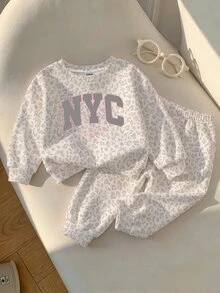 女嬰灰色調時尚豹紋運動風拼色 NYC 字母圖案圓領寬鬆舒適套頭衛衣與慢跑褲 2 件套，適合秋冬日常、運動、外出、開學季、音樂節，美式街頭甜酷慵懶休閒風，度假時尚 - 彩色 - 查看 4
