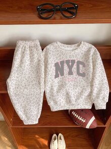 女嬰灰色調時尚豹紋運動風拼色 NYC 字母圖案圓領寬鬆舒適套頭衛衣與慢跑褲 2 件套，適合秋冬日常、運動、外出、開學季、音樂節，美式街頭甜酷慵懶休閒風，度假時尚 - 彩色 - 查看 3