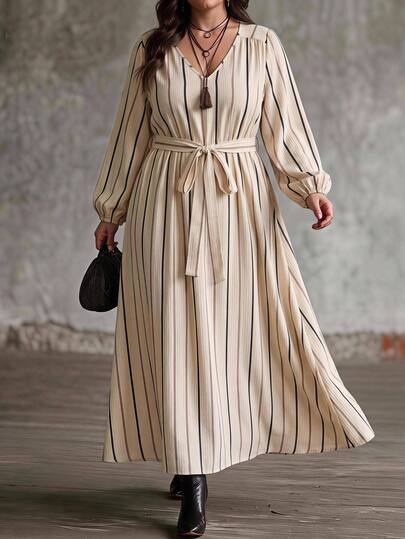 SHEIN CURVE+ فستان كاجوال للنساء مقاس كبير مخطط بياقة على شكل حرف V وربطة خصر وأكمام 3/4 للخريف