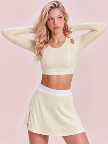 SHEIN Sovereign Charm طقم رياضي نسائي من تي شيرت قصير وتصميم مفرغ بلون موحد مع تنورة قصيرة - أصفر فاتح - مشاهدة 4