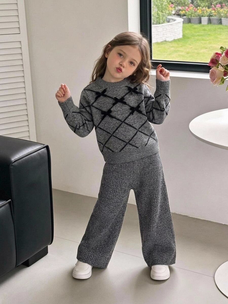 SHEIN 2件組女童幼兒毛衣套裝,時尚百搭圓領灰色與黑色對比菱格紋,正面飾有黑色3D蝴蝶結,長袖套頭毛衣搭配灰色直筒毛衣長褲,韓式風格柔軟舒適休閒,適中厚度,整齊下擺,緊口袖口,柔軟舒適,適合日常穿著、外出、上學、旅行、派對 - 灰色 - 查看 1