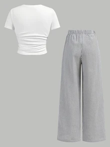 SHEIN Conjunto de 2 piezas de moda casual para niñas preadolescentes de primavera/verano: Camiseta blanca estampada + Pantalones de punto a rayas negras y blancas, versátil para uso casual, diario, escuela, vacaciones - Multicolor - Ver 3