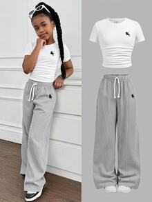SHEIN Conjunto de 2 piezas de moda casual para niñas preadolescentes de primavera/verano: Camiseta blanca estampada + Pantalones de punto a rayas negras y blancas, versátil para uso casual, diario, escuela, vacaciones - Multicolor - Ver 2