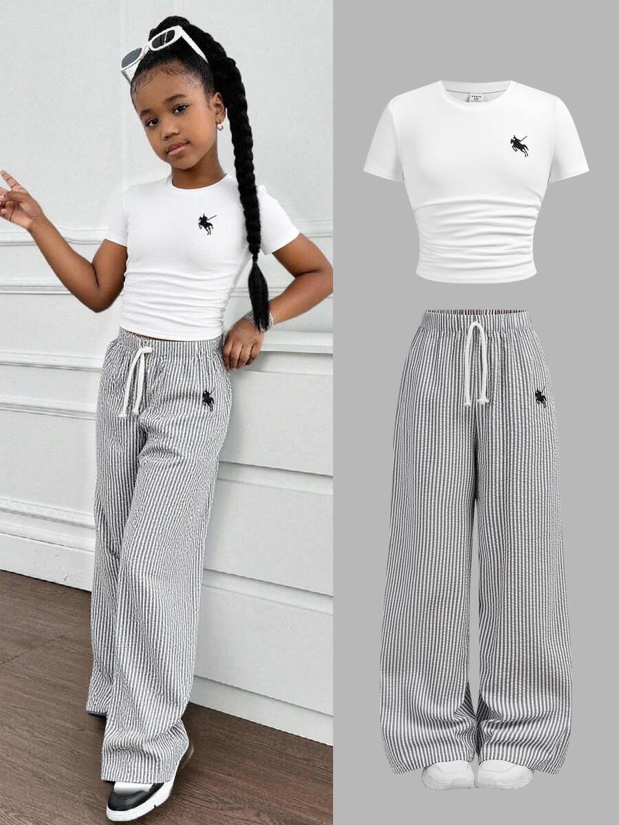 SHEIN Conjunto de 2 piezas de moda casual para niñas preadolescentes de primavera/verano: Camiseta blanca estampada + Pantalones de punto a rayas negras y blancas, versátil para uso casual, diario, escuela, vacaciones - Multicolor - Ver 1