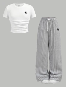 SHEIN Conjunto de 2 piezas de moda casual para niñas preadolescentes de primavera/verano: Camiseta blanca estampada + Pantalones de punto a rayas negras y blancas, versátil para uso casual, diario, escuela, vacaciones - Multicolor - Ver 6