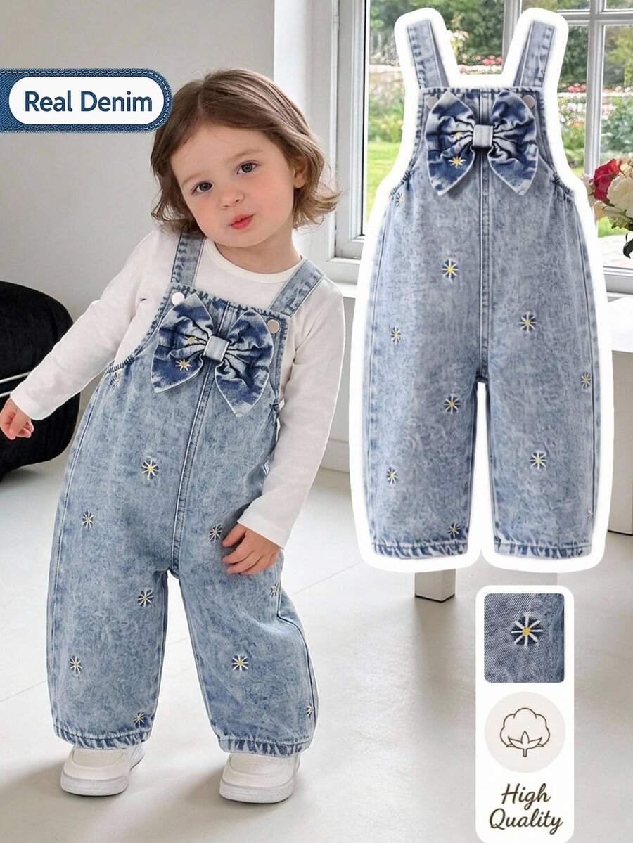 SHEIN 女嬰牛仔吊帶褲,全新四季款,時尚甜美設計,淺藍色牛仔布,胸前大 3D 蝴蝶結,裝飾小雛菊刺繡,寬鬆直筒版型,柔軟舒適面料,適合日常穿著、度假、旅行等多種場合,女童全新四季度假牛仔褲 - 淺色水洗藍 - 查看 1
