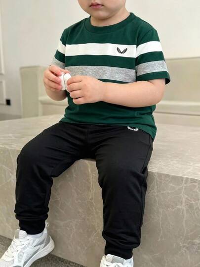 Camiseta de manga corta de cuello redondo, corte holgado, estilo minimalista casual para niño joven, adecuada para el verano