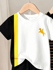 小男孩 1 件裝黑色夏季套裝，幼兒 2 件組可愛馬騎手圖案條紋短袖 T 恤與短褲套裝 - 彩色 - 查看 4