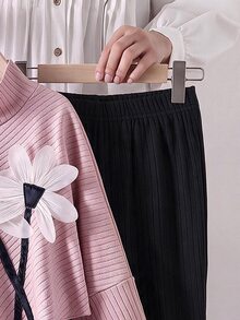 SHEIN 女童秋季休閒嬰兒T恤2件套，不對稱高領白色羅紋針織上衣搭配喇叭褲，3D花卉設計，7歲生日禮物 - 粉色 - 查看 8