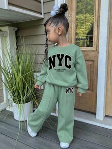 SHEIN Kids Young Girl Casual Heart Print Knit Solid Color Loose Drop Shoulder Long Sleeve Fall Winter Sweatshirt Pleated Wide Leg Sweatpants Set - Green - View 3