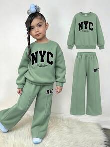 SHEIN Kids Young Girl Casual Heart Print Knit Solid Color Loose Drop Shoulder Long Sleeve Fall Winter Sweatshirt Pleated Wide Leg Sweatpants Set - Green - View 1
