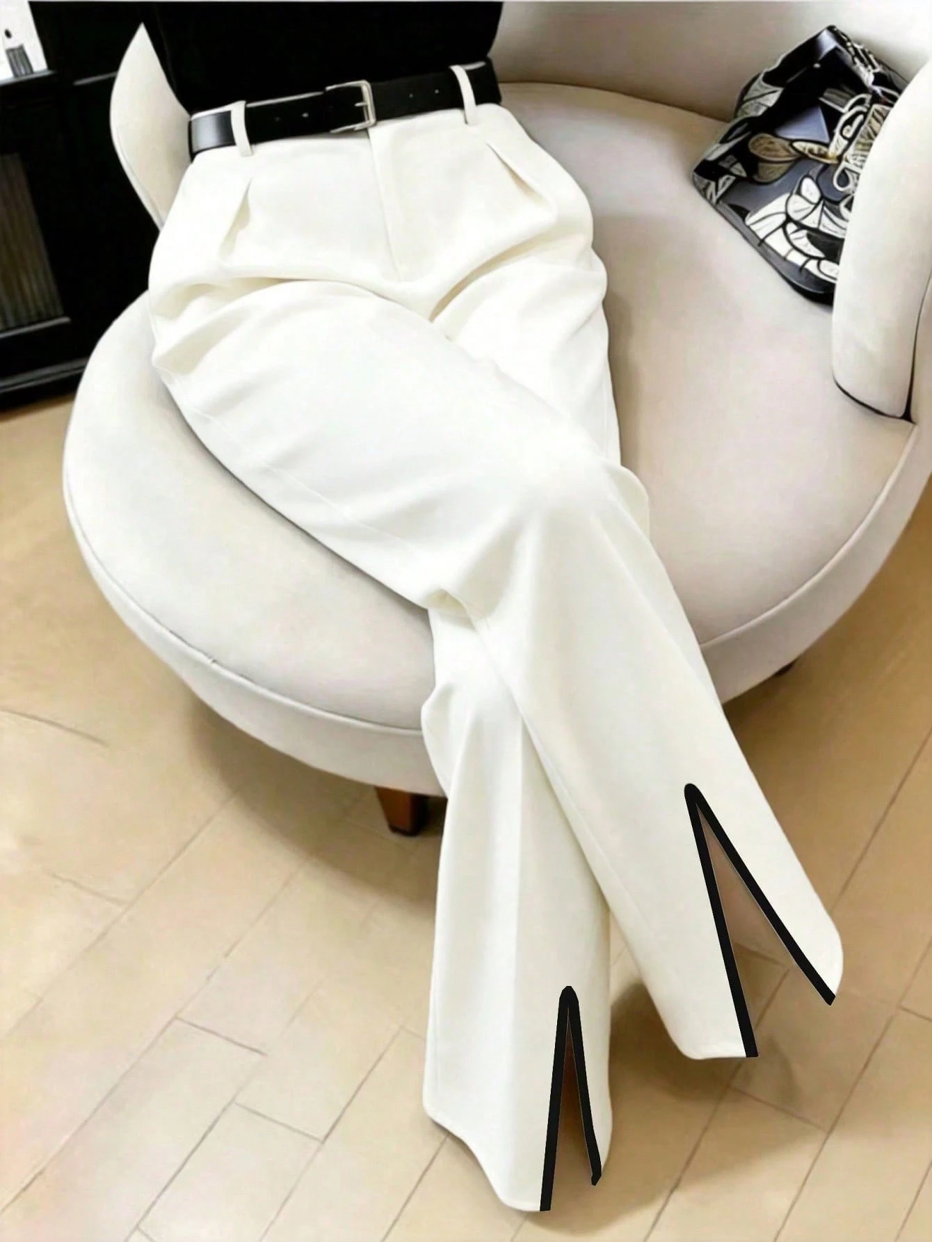 GlowEve CURVE 大尺碼女款休閒優雅長褲,滾邊設計、百褶開衩褲腳,白色與黑色,適合秋季辦公與晚宴 - 黑與白 - 查看 1