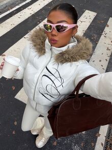 Muchica Abrigo acolchado con capucha de mujer con patrón de letras y patchwork de felpa, blanco y negro, casual para uso diario e invierno, estilo streetwear - Blanco - Ver 5