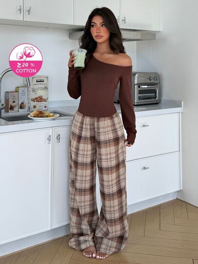 ZzzCrew طقم ملابس منزلية للنساء من قطعتين، ملابس علوية بأكمام طويلة وياقة غير متماثلة بلون موحد وبنطال طويل بنقشة مربعات بنية