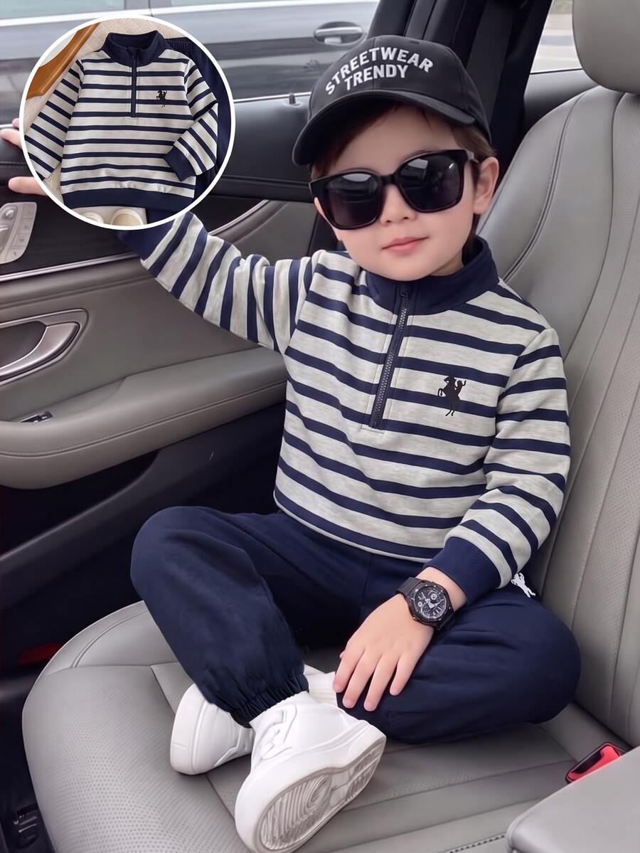 SHEIN Playful Pals 男童秋冬加厚運動學院風休閒條紋小馬印花設計時尚高領半拉鍊長袖羅紋袖口與下擺運動衫搭配純色慢跑褲套裝 - 藏蓝色 - 查看 1