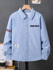 SHEIN 兒童青少年男孩休閒日常舒適字母圖案織帶裝飾純藍色翻領寬鬆長袖梭織鈕扣襯衫，適合通勤、上學、日常休閒外出、運動，春秋秋冬返校季 - 藍色 - 查看 3