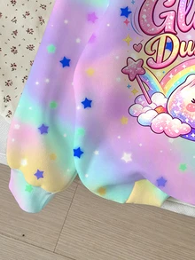少女紮染連帽衛衣，夢幻馬卡龍彩虹漸層底色，裝飾彩色星星，可愛亮片髮髻卡通印花搭配趣味英文字母，充滿童年魅力。寬鬆版型舒適自在，連帽長袖設計，適合日常外出與休閒，甜美少女風，時尚百搭 - 彩色 - 查看 5