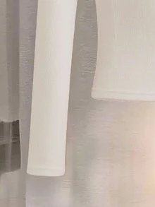 Rosivaux 法式优雅慵懒风白色V领针织打底衫，长袖设计，百搭时尚，尽显优雅奢华，是秋冬必备单品。这款T恤衫是女士秋季必备单品，尽显女性魅力。 - 白色 - 查看 7