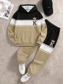 SHEIN 兒童秋季連帽收口褲 2 件套 三色橫條拼接運動衫 王冠 K 字母印花撞色休閒圖案 男孩校園風 - 彩色 - 查看 3