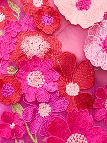 Reflora 大尺碼女款優雅浪漫洋紅色花卉夏季刺繡上衣與緞面A字裙兩件套，適合婚禮派對正式場合 - 玫紅色 - 查看 7