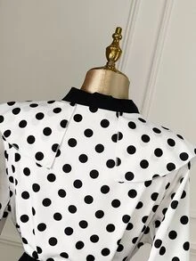 Rometta Blus Polkadot Prancis Ukuran Besar untuk Wanita, Desain Unik, Hem Bergelombang, Pas Badan, Pita Manis, Atasan yang Membuat Tampak Lebih Muda, Musim Gugur/Musim Dingin - Hitam dan Putih - View 9