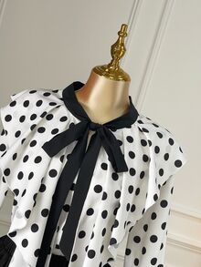 Rometta Blus Polkadot Prancis Ukuran Besar untuk Wanita, Desain Unik, Hem Bergelombang, Pas Badan, Pita Manis, Atasan yang Membuat Tampak Lebih Muda, Musim Gugur/Musim Dingin - Hitam dan Putih - View 6