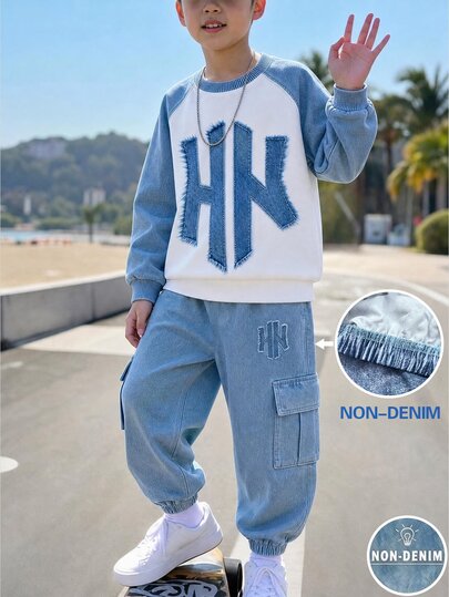 SHEIN 2 قطعة/مجموعة طباعة رسومية شعار إنجليزي HK بطراز ريترو من قماش جينز مزيف، أزرق وأبيض متباين للأولاد المراهقين، طباعة رقمية بتصميم كتل لونية بسيطة، ملابس، موضة متعددة الاستخدامات، ملابس شارع كاجوال مريحة، طقم ملابس علوية بياقة دائرية وبنطال كارغو، ملابس علوية بأكمام طويلة، مناسب لجميع الفصول