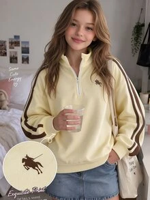 SHEIN 女童長袖半拉鍊衛衣，翻領，抓絨，秋季對比色條紋袖，馬匹圖案，深黃色，運動學院風 - 黃色 - 查看 7
