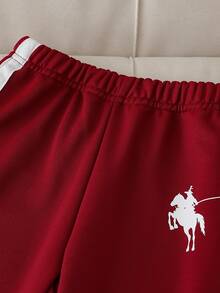 SHEIN 2件組小男孩套裝，經典馬匹刺繡對比側條紋圓領運動衫白色紅色慢跑褲運動服套裝，秋季海灘套裝 - 酒紅色 - 查看 6