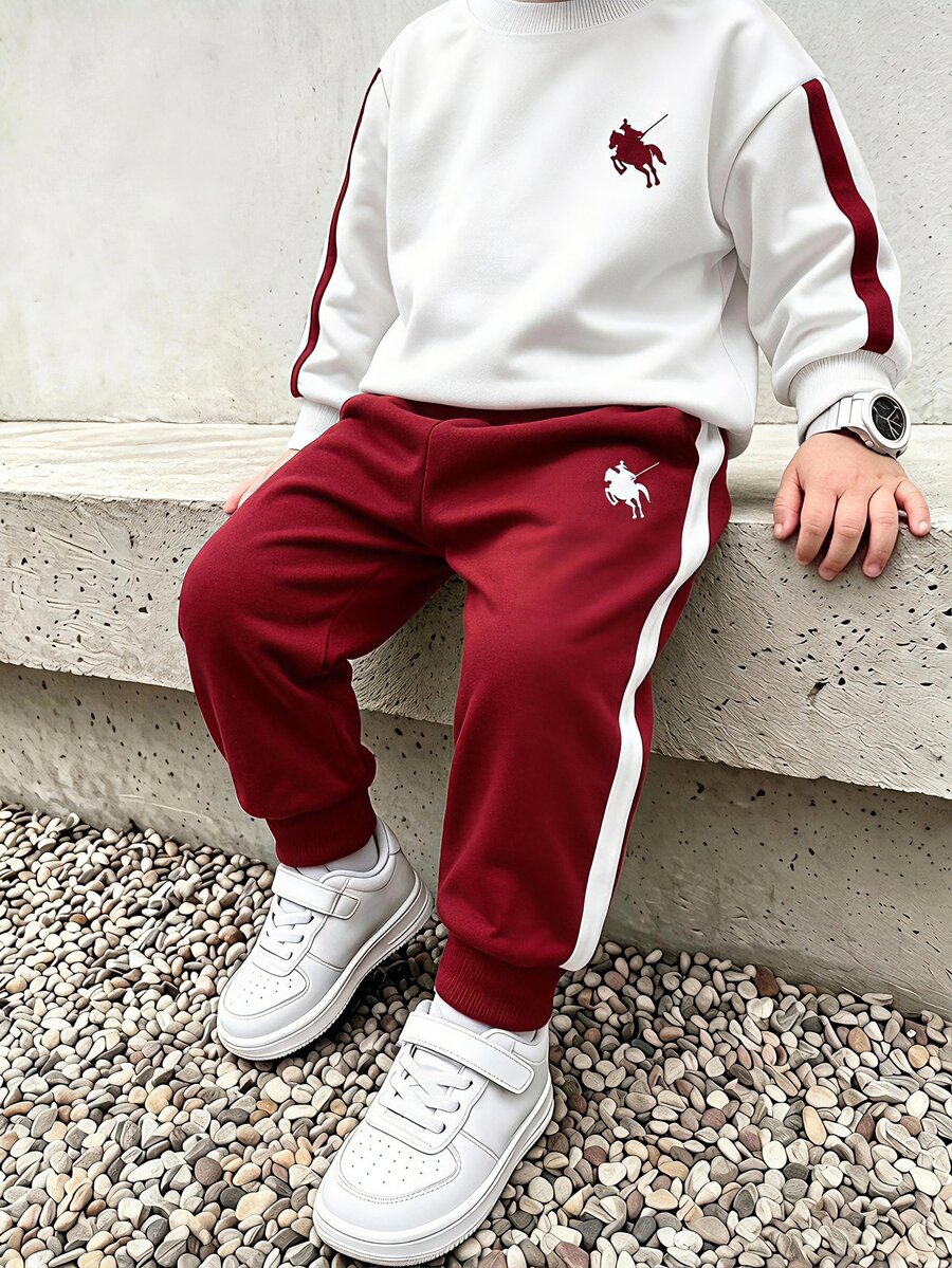 SHEIN 2件組小男孩套裝，經典馬匹刺繡對比側條紋圓領運動衫白色紅色慢跑褲運動服套裝，秋季海灘套裝 - 酒紅色 - 查看 1