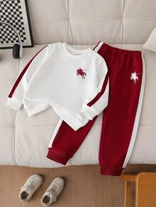 SHEIN 2件組小男孩套裝，經典馬匹刺繡對比側條紋圓領運動衫白色紅色慢跑褲運動服套裝，秋季海灘套裝 - 酒紅色 - 查看 3