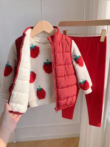 SHEIN طقم أطفال رضيع للبنات 3 قطع لطيف للخريف/الشتاء، سويت شيرت فروي بنقشة فراولة، جاكيت فيست من الفليس، بنطلون أحمر - الأحمر - مشاهدة 1