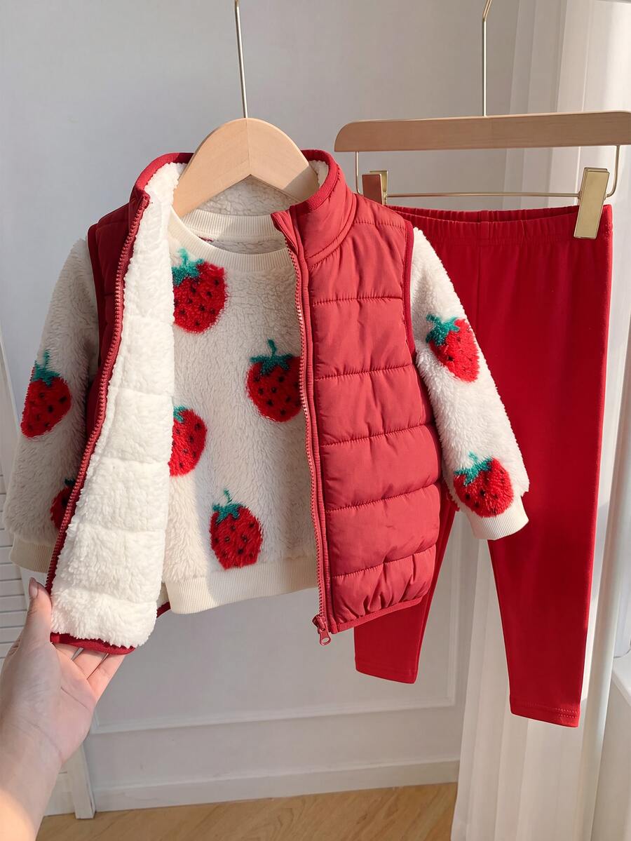 SHEIN طقم أطفال رضيع للبنات 3 قطع لطيف للخريف/الشتاء، سويت شيرت فروي بنقشة فراولة، جاكيت فيست من الفليس، بنطلون أحمر - الأحمر - مشاهدة 1